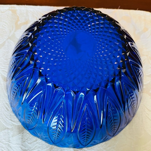 Royal blue cobalt blue glass deep serving bowl 24cm top diameter leaves pattern - Picture 15 of 15